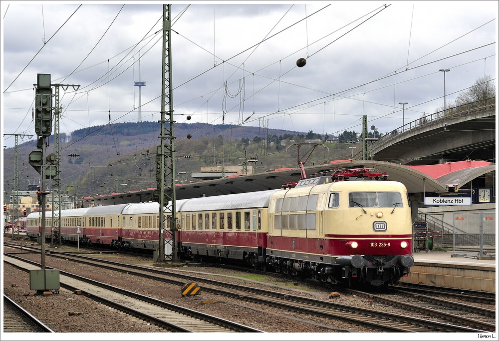 TEE-Rheingold (103 235 + Wagen) beim Dampfspektakel 2010 auf der Rckfahrt von Trier nach Dortmund; hier bei der Ausfahrt aus Koblenz Hbf, 3.4.2010.
