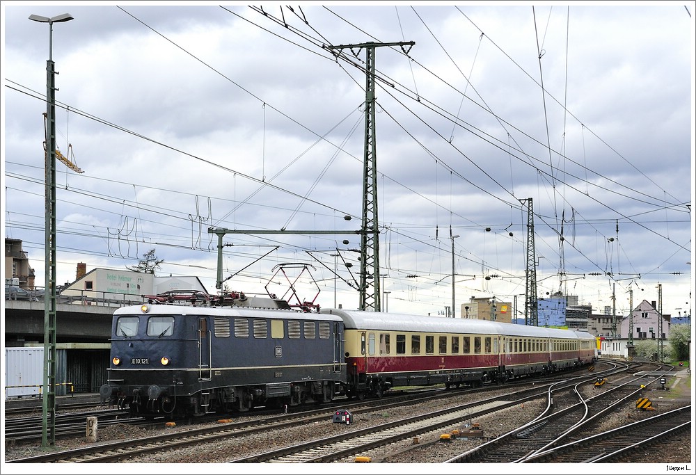 TEE-Rheingold (E10 121 + Wagen + 103 235) beim Dampfspektakel 2010 auf der Rckfahrt von Trier nach Dortmund; hier bei der Einfahrt in Koblenz Hbf, 3.4.2010.