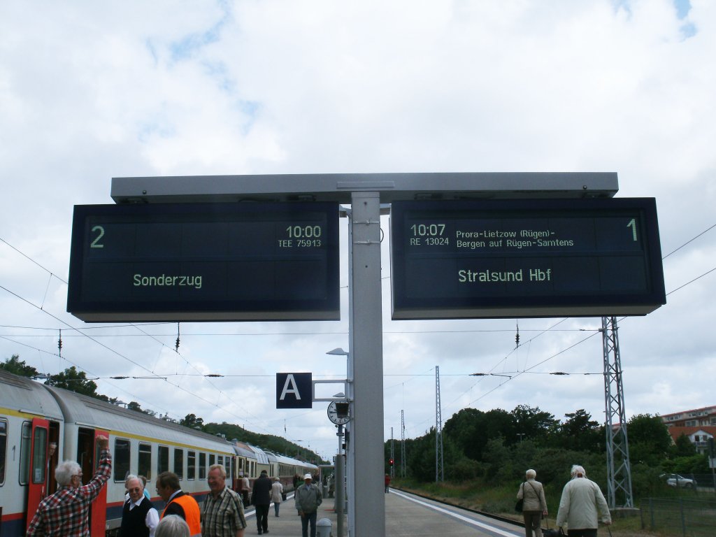 TEE Rheingold nach Koblenz(im Bild zuerkennen)und RE nach Stralsund wurden,am 30.Juni 2013,in Binz angekndigt.