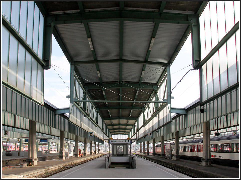 Teilabriss - 

Für die Baugrube des neuen Stuttgarter Hauptbahnhofes müssen die vorhanden Bahnsteige nach Norden verschoben werden. An dieser Stelle werden diese dann wohl enden und das vorhandene Dach in Richtung Kopfbahnhof wird abgetragen. Ein Teil des Daches wird stehen gelassen, dafür scheint diese aufwändige Hilfskonstruktion aus Stahlrohren notwendig zu sein. 

05.09.2010 (M)