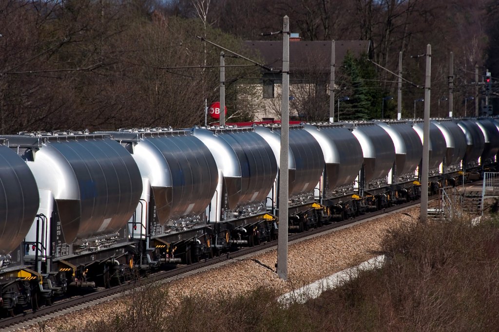 Teile des GAG46665 glnzen in der Sonne. Unter Oberndorf, am 02.04.2011.