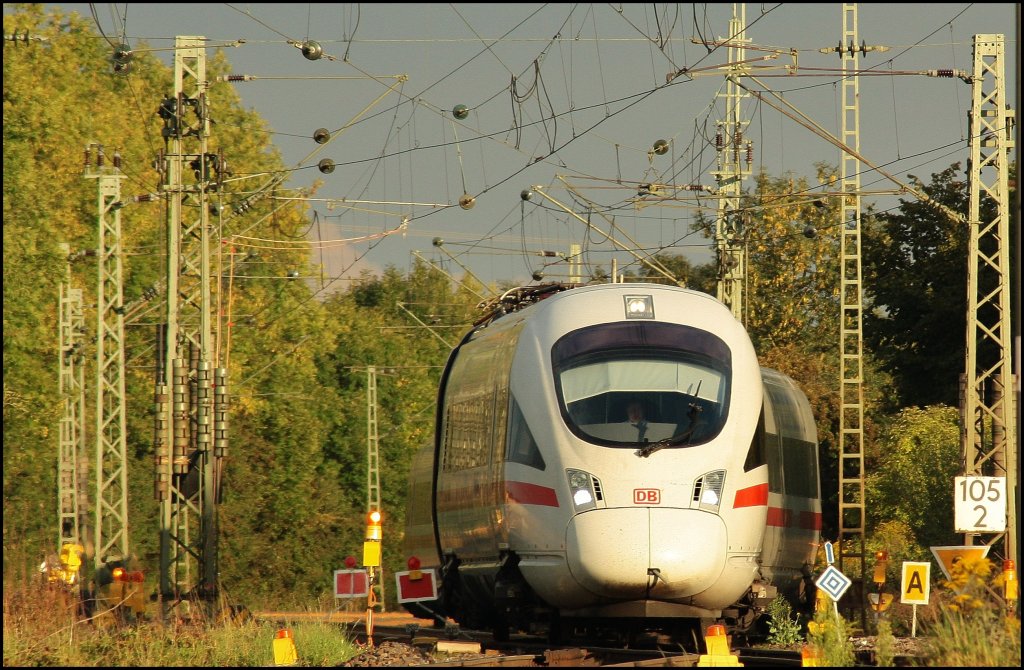 Tele ausgepackt, druf und da kahm dann auch schon der ICE-T im schnsten Abendlicht. So macht sich auch mal ICE gut. (09.09.2010, Mangolding)