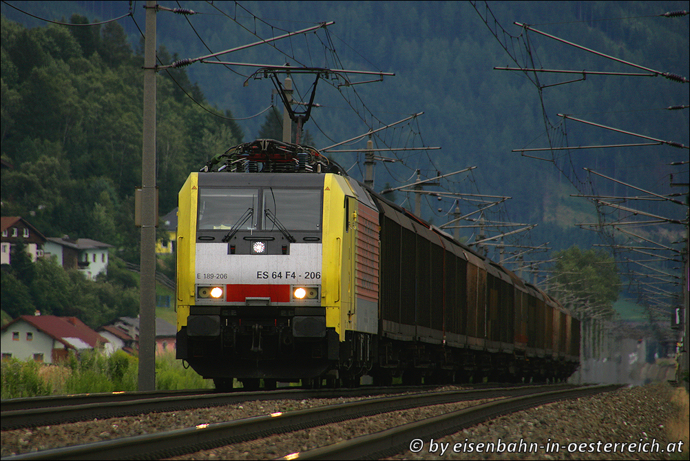 Tele der  LOCON  189.206 welche mit Zellstoffzug SGAG 93232 durch die Ortschaft Seiz f�hrt. 26.07.2010