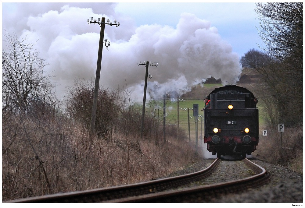 Tele-Version2 der BR58 311 mit dem Bi-Zug Richtung Gerolstein; 2.4.2010.
