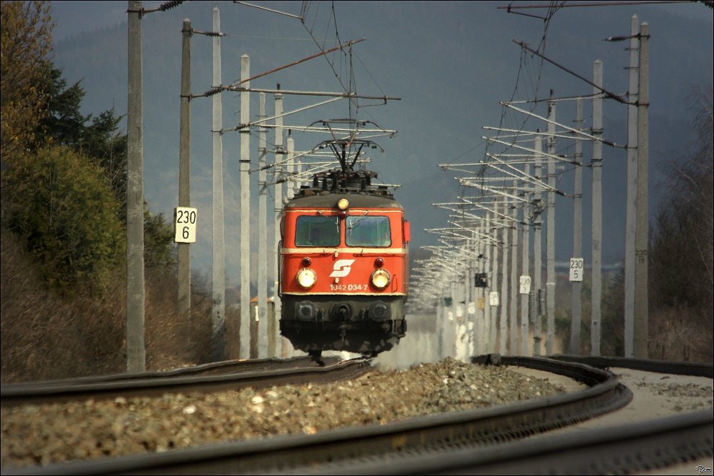 Teleaufnahme der 1042 034, welche als Lokzug 89221 von Knittelfeld nach Zeltweg unterwegs war.
Zeltweg 26.03.2010