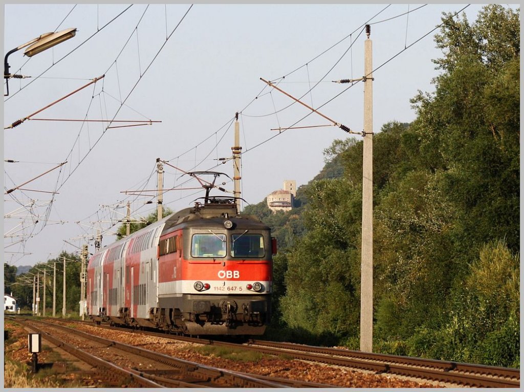 Teleaufnahme der 1142 647, die mit REX 2116 Greifenstein hinter sich gelassen hat. Im Hintergrund ist die Burg Greifenstein zu sehen. 25.08.11 