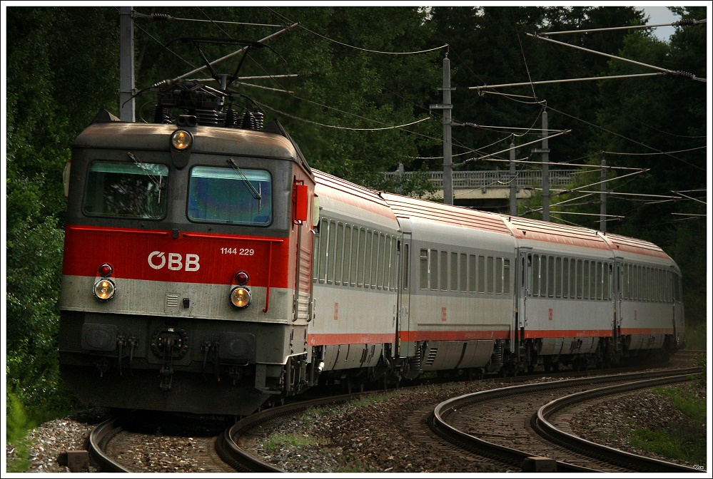 Teleaufnahme der 1144 229, welche mit EC 530  sterreichische Computer Gesellschaft  von Lienz nach Wien Meidling fhrt.
Zeltweg 28.7.2010