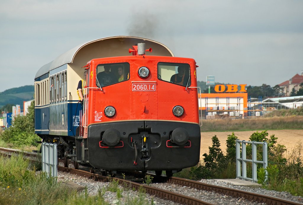 Teleaufnahme der 2060.14 mit Lokalbahngarnitur kurz nach Mistelbach. Die Aufnahme entstand am 14.08.2010.