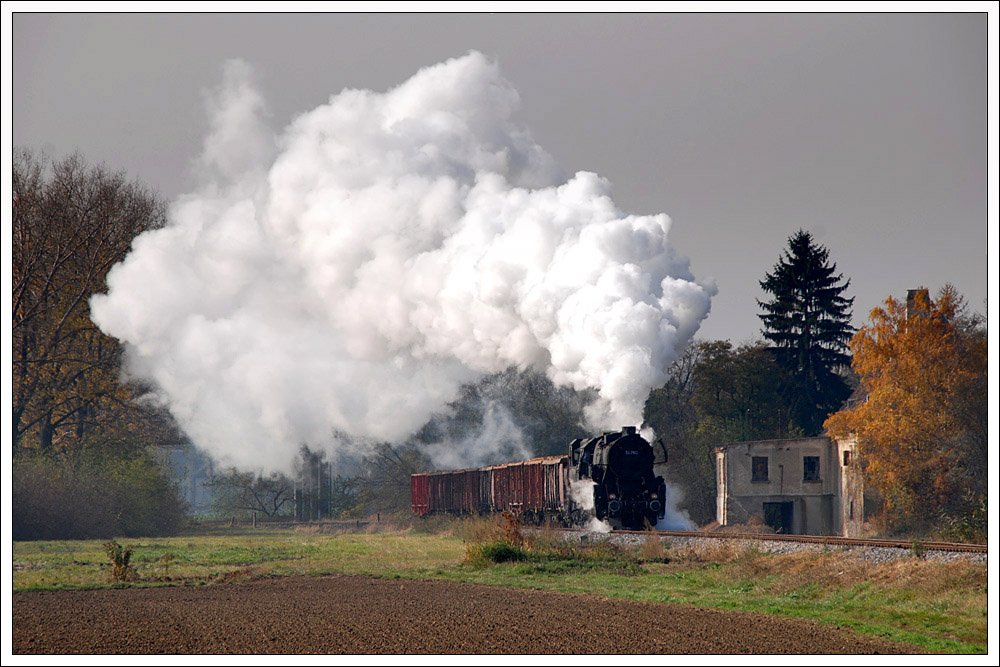 Teleaufnahme der 52.7612 mit dem Planr�benzug VG 75013 von Mistelbach nach Hohenau am 31.10.2009 n�chst der Ladestelle Bullendorf.
