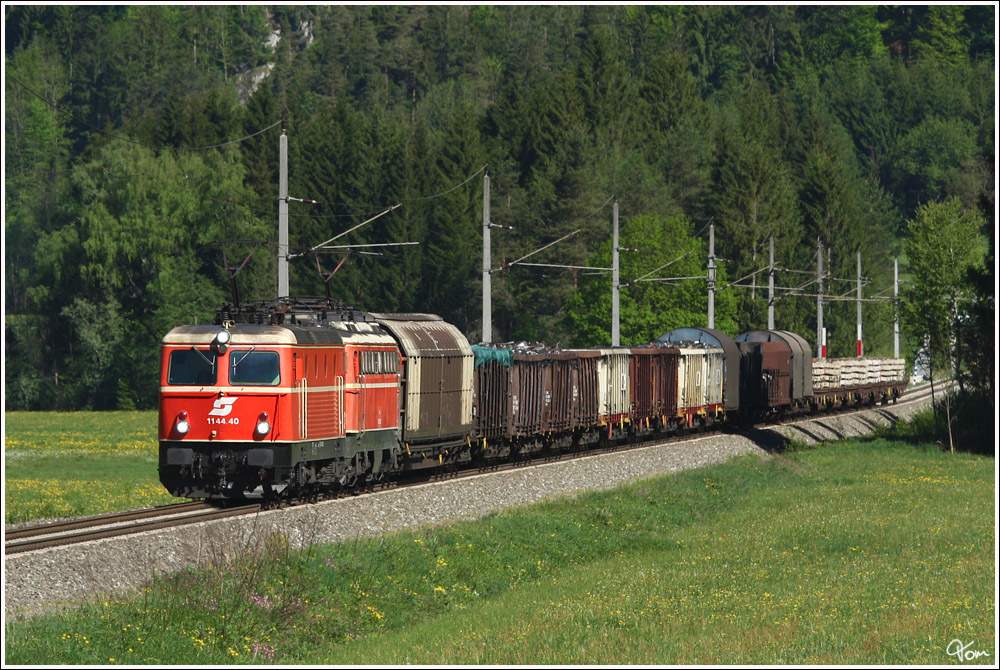 Teleaufnahme von dem blutorangen Tandem, bestehend aus 1144 040 & 1142 682 welches mit dem G�terzug 54691 von Linz nach Selzthal unterwegs war.
Ro�leithen 10.5.2012 

