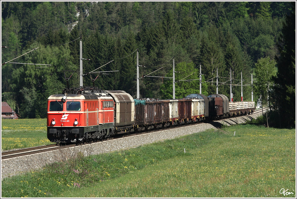 Teleaufnahme von dem blutorangen Tandem, bestehend aus 1144 040 & 1142 682 welches mit dem Gterzug 54691 von Linz nach Selzthal unterwegs war. 
Roleithen 10.5.2012 

