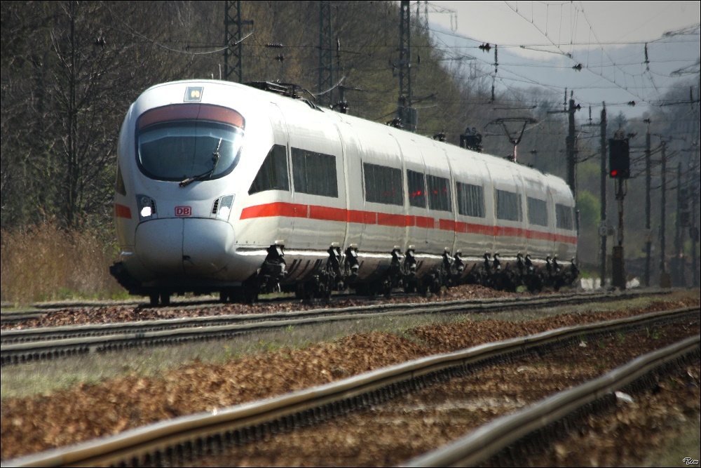 Teleaufnahme des ICE 26 von Wien West nach Dortmund bei der Durchfahrt in Rekawinkel.
17.04.2010