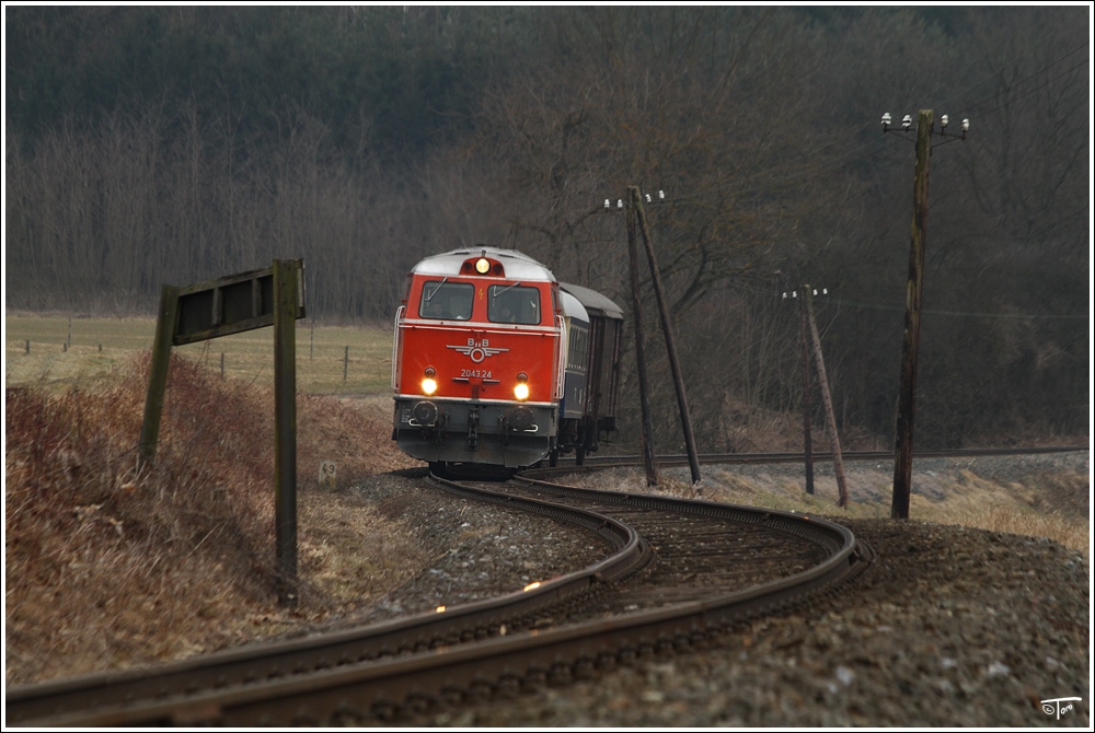 Teleaufnahme der Diesellok 2043 24 welche mit Sdz 95663 von Oberwart nach Friedberg fhrt. 
Riedlingsdorf 26.02.2011