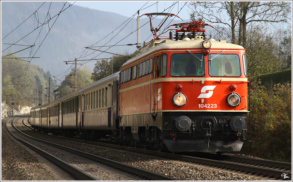 Teleaufnahme der E-Lok 1042 023,welche mit Sdz D 17635 von Wien-FJB nach Mrzzuschlag fhrt. 
Spital am Semmering 18.10.2011

