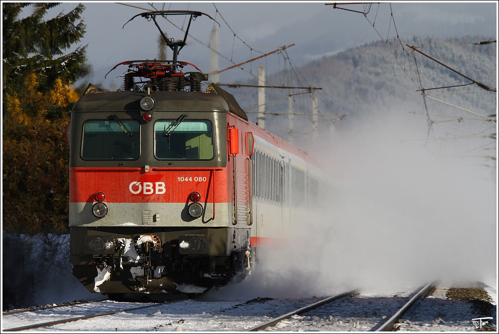 Teleaufnahme von E-Lok 1044 080 welche mit EC 533  Lakeside Park  von Wien Meidling nach Villach unterwegs war.
Zeltweg 