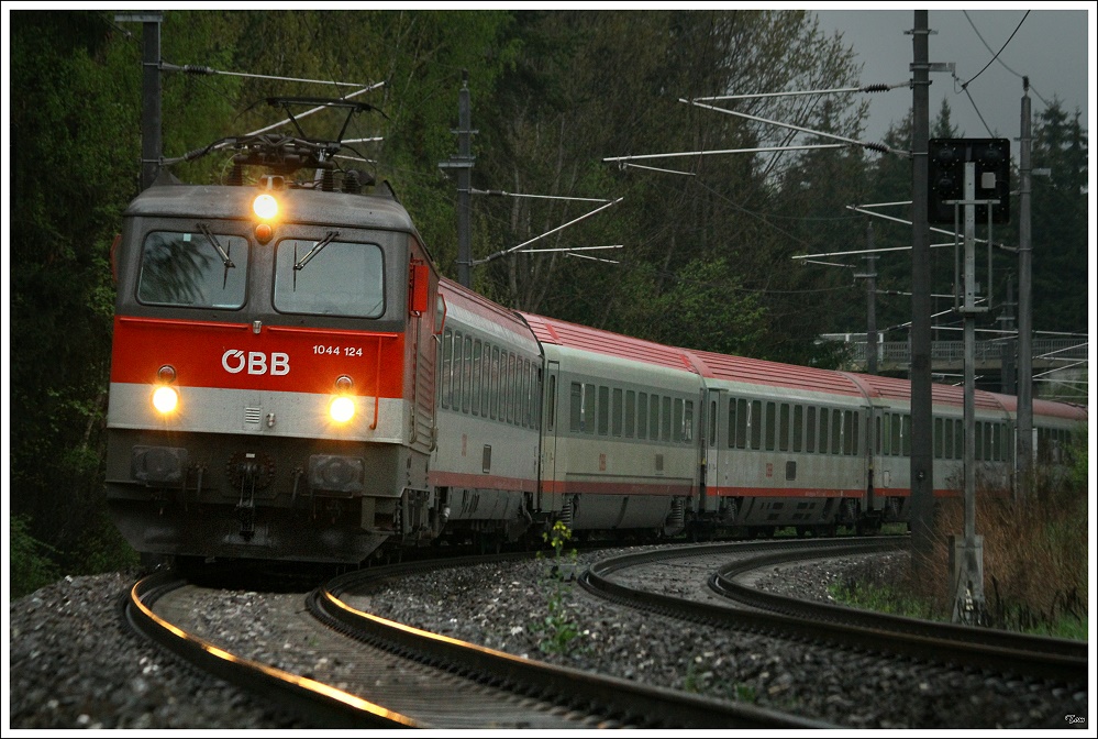 Teleaufnahme der E-Lok 1044 124 welche mit EC 530  sterreichische Computer Gesellschaft  von Lienz nach Wien Meidling unterwegs ist.
Zeltweg 5.5.2010