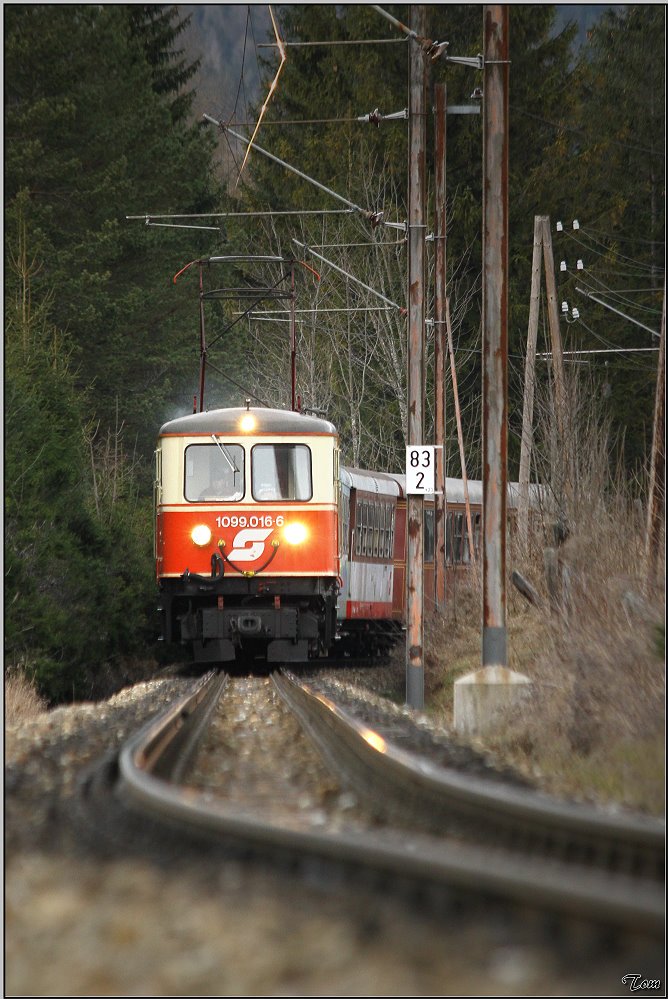 Teleaufnahme von der E-Lok 1099.016 welche mit R 6855 von Gsing nach Mariazell fhrt.
Mariazell 29.11.2009
