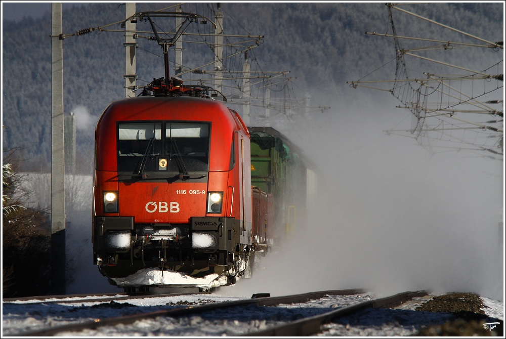 Teleaufnahme von E-Lok 1116 095, welche mit einem Gterzug Richtung Villach braust.
Zeltweg 