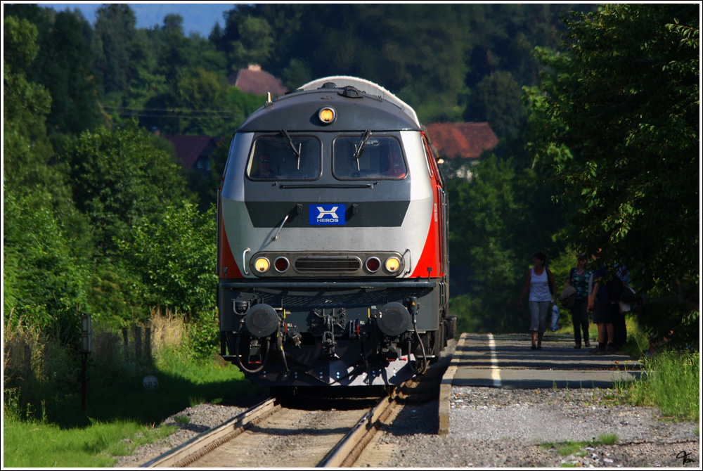 Teleaufnahme von der GKB angemieteten 218 117, welche mit R 4380 von Wies Eibiswald nach Graz Hbf. unterwegs war.  
St. Peter im Sulmtal 27.6.2011