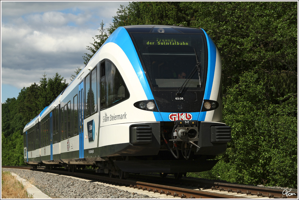 Teleaufnahme vom GKB GTW 63.08  S-Bahn Steiermark , welcher als Sonderzug R 4366 (N 101) auf der Sulmtalbahn von Wies-Eibiswald nach Gleinsttten unterwegs war. Gasselsdorf Abzweigung Sulmtalbahn 17.5.2012 

