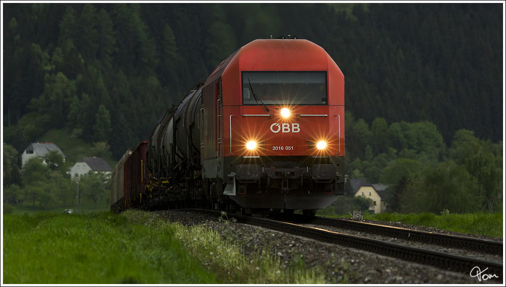 Teleaufnahme von Hercules 2016 051, welche mit G�terzug 63525 von P�ls nach Knittelfeld unterwegs war.  
Fohnsdorf 10.5.2013