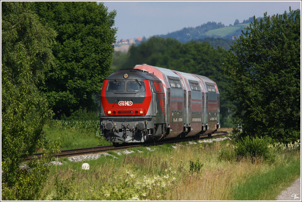 Teleaufnahme der Heros Diesellok 218 156 welche als R 4377 von Graz nach Wies Eibiswald unterwegs war.
Frauental 27.6.2011