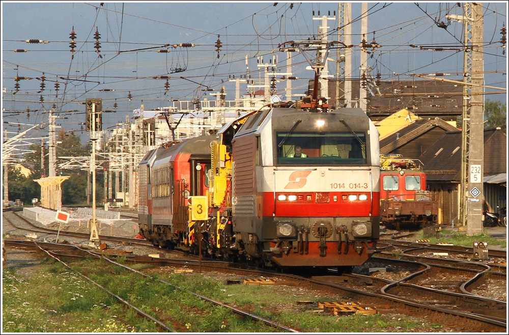 Teleaufnahme vom Messzug, bespannt mit den beiden Loks 1014 014 + 1014 011 bei der Durchfahrt in Zeltweg.
21.9.2011

