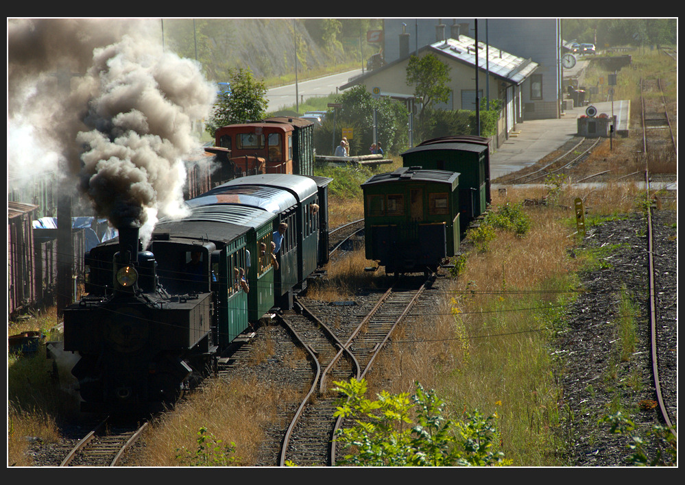 Teleaufnahme der UV.I der �GLB Ybbstalbahn-Bergstrecke mit ihrem Zug nach Lunz bei der Abfahrt aus Kienberg-Gaming, 28.8.2011