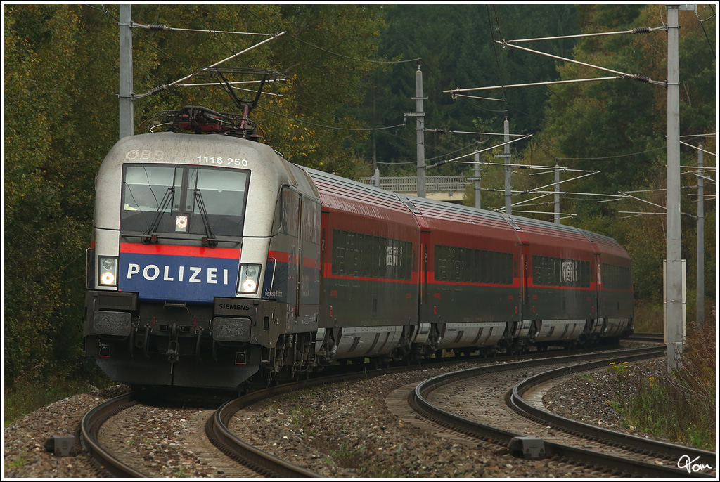 Teleaufnahme der Werbelok 1116 250  Polizei  welche mit RJ 534 (Villach - Wien Meidling) unterwegs war. 
Zeltweg 7.10.2012