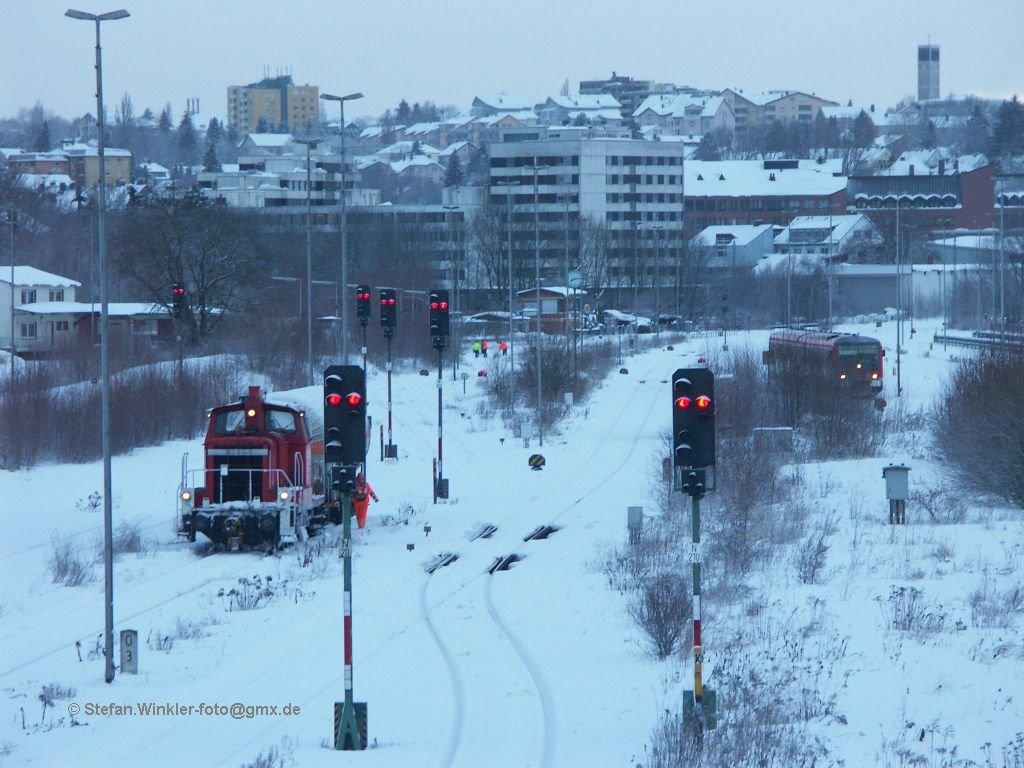 Teleblick in die Nordwestliche Ausfahrt von Hof Hbf am 3.2.2010. Links steht 363814 mit einem einzelnen Wagen der zur Ladestrae weiter hinten soll. Rechts 628420 der gerade als Leerzug durch den Bf fuhr und gerade an der Stelle wendete. Er fhrt zurck in den Bf und stellt sich gleich fr die nchste Leistung bereit. Und der Winter ist auch noch gut mit im Bild....