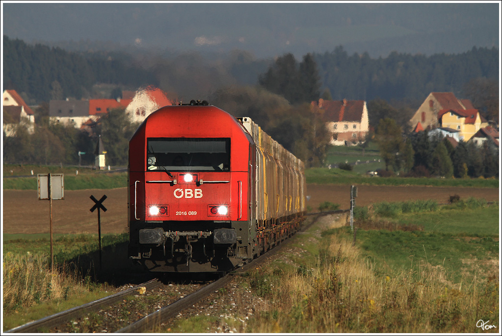 Televersion  der 2016 089, welche einen Hackschnitzelzug von St.Michael nach P�ls zieht. 
Fohnsdorf 23.10.2012