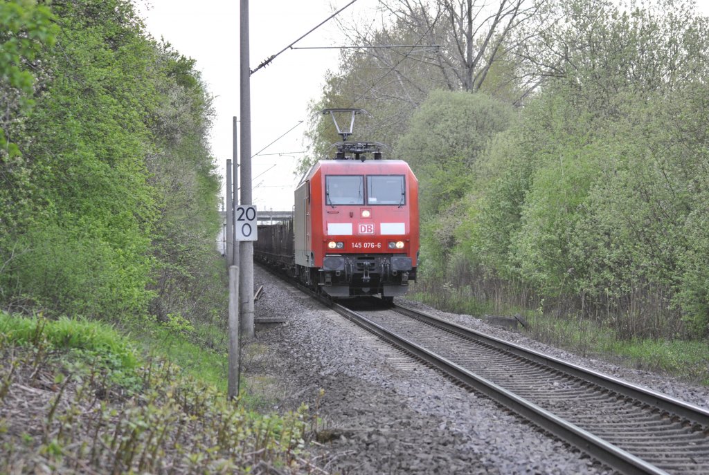 Telezommaufaufanhme der 145 076, am einen geischerten Stelle (Bahn�bergang) zwischen Lehrte und H�mlerwald  am 30.04.10