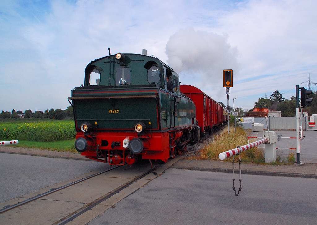 Tender voraus zieht die 98 8921 alias Der Schluff seinen Personenzug gen St. Tnis am Sonntag den 2. September 2012.