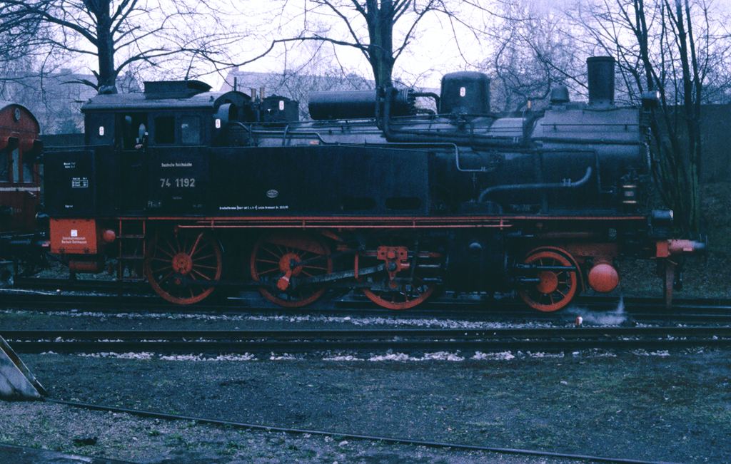 Tenderlokomotive 74 1192 der Gattung T12 (Hei�dampfvariante der T11)im April 1986 bei einen Tag der offenen T�r von Krupp Lokomotivbau in Essen. Die Loks der BR 74 fuhren haupts�chlich bei der Berliner Stadt-, Ring- und Vorortbahn, dem Vorl�ufer der elektrischen S-Bahn. Scan vom Dia