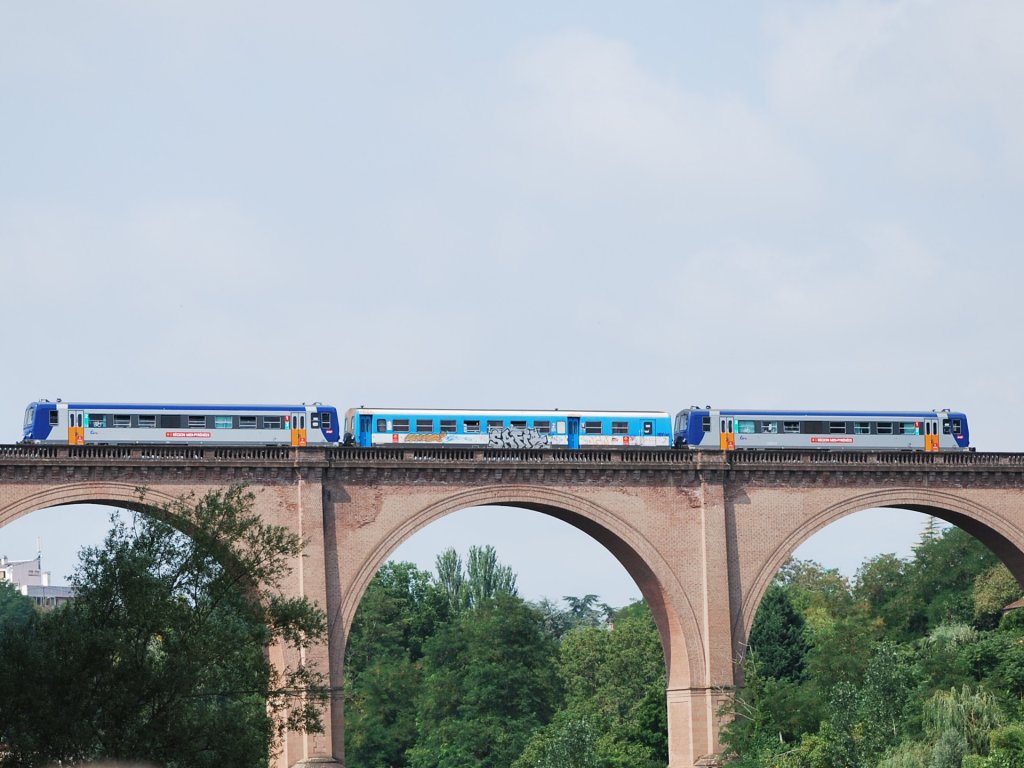 TER-Zug Carmaux-Toulouse fuhr ber den Fluss Tarn bei Albi (8. August 2009). Zu dieser Zeit gab es eine Baustelle auf der Strecke Rodez-Carmaux und der Zug wurde von einer Busverbindung ersetzt.