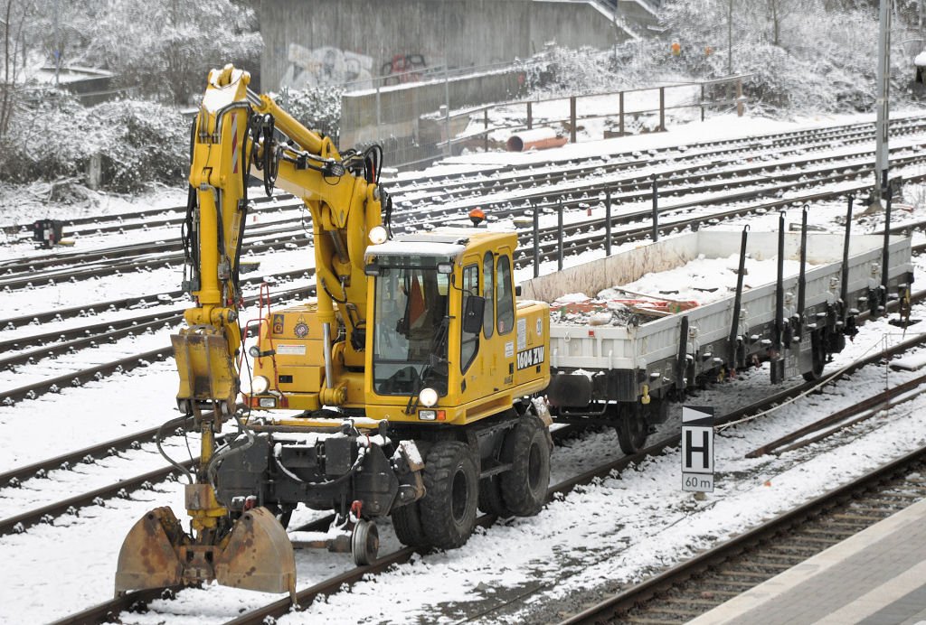 TEREX 1604 ZW wartet wahrscheinlich auf Tauwetter, damit es weitergeht mit der Arbeit. Euskirchen Bhf 27.01.2010
