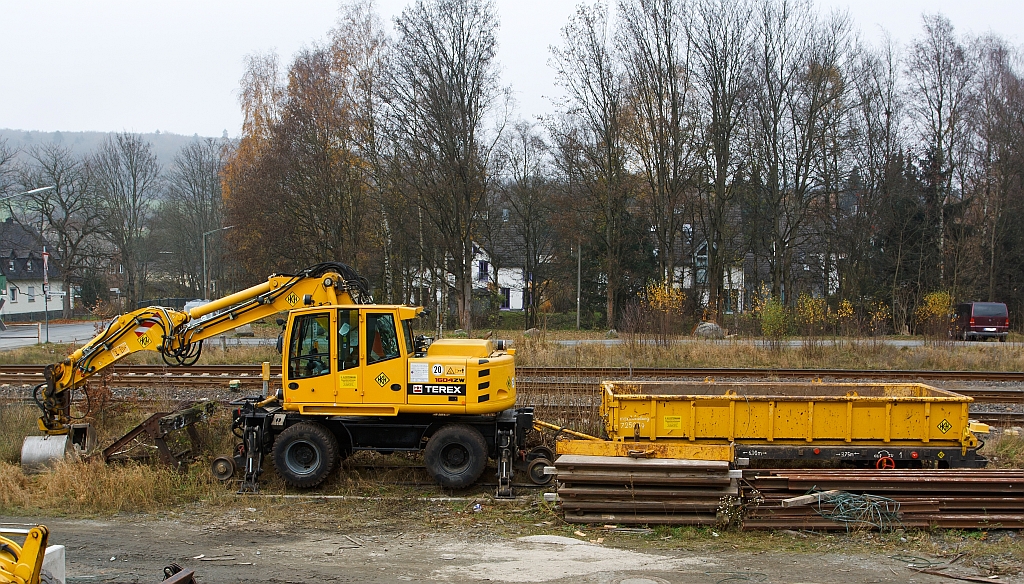 TEREX (vormals Atlas) Zweiwegebager 1604 ZW-WB der Fa. H. Klostermann, abgestellt am 12.11.2011 in Burbach-Wrgendorf. Eingestellt unter Kleinwagen-Nr. 97 51 06 571 60-0.