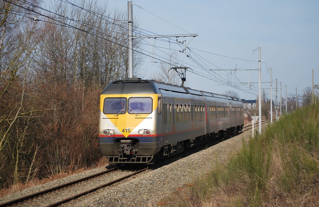 Testfahrt eines Triebzuges der Baureihe AM 80  break  auf der Linie 39 Montzen-Welkenraedt. Der leere Zug nhert sich bei schnem Sonneschein dem Zielbahnhof; 22. Februar 2012.