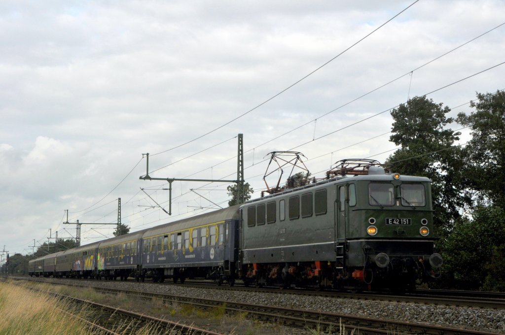 TEV (Thüringer Eisenbahnverein) E 42 151 (142 151), vermietet an Centralbahn, mit  Säuferzug  Lauenbrück - Köln Hbf (Diepholz, 18.09.11).
