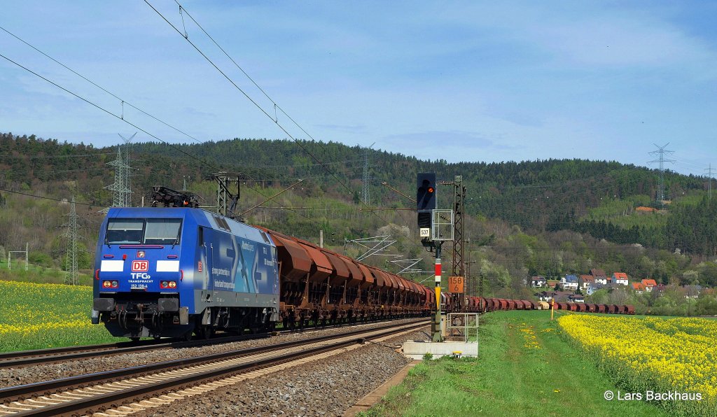 TFG 152 138-4  ALBATROS  hat am 28.04.12 einen Schotterzug am Haken und bringt diesen Richtung Bad Hersfeld. Ludwigsaumhle.