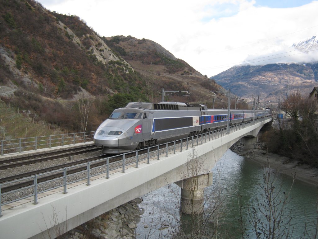 TGV 115 bei Ausfahrt in Leuk, 19.03.2011.