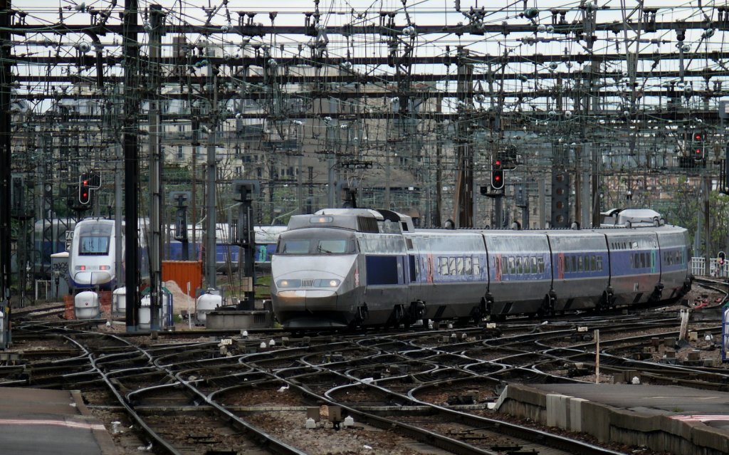 TGV 26 bei der Einfahrt in Paris Gare-de-Lyon. 
Bemerkenswert sind das Gleisvorfeld und die schweren Gleichstromfahrleitungen.
05.05.2009
