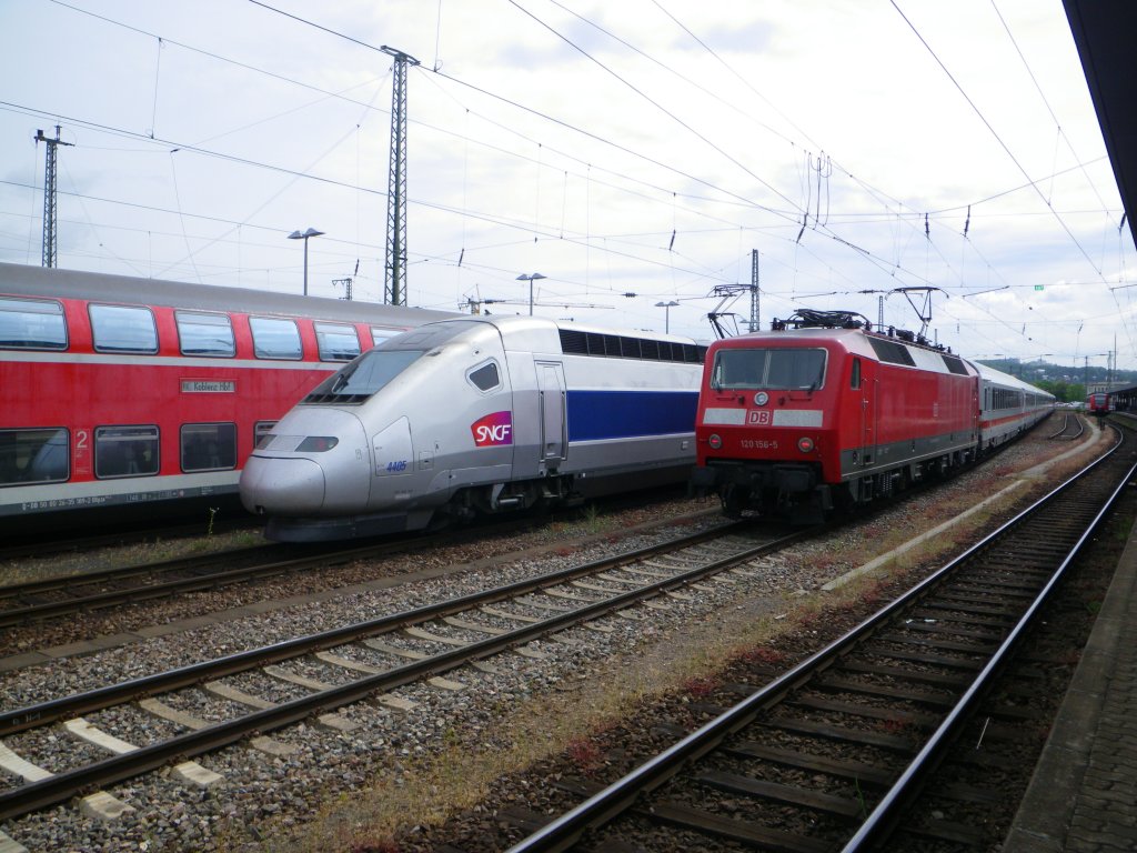 TGV 4405 f�hrt am 17.5.11 mit TGV 9553 in Saarbr�cken Hbf ein w�rend auf dem nebengleis 120 156 wartet bis sie mit dem IC 2057 wieder nach Frankfurt darf.