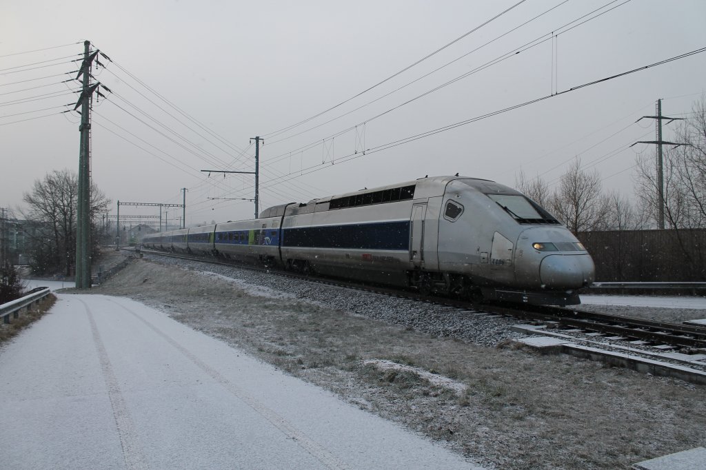 TGV 4406 als TGV Lyria 9284 unterwegs nach Paris Gare-de-Lyon. Hier kurz nach dem Bahnhof Kerzers. 15.03.2013