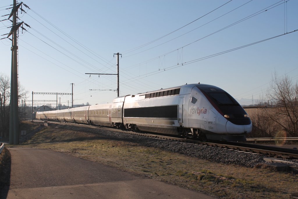 TGV 4410 als TGV Lyria 9284 nach Paris Gare-de-Lyon. Hier bei schnstem Sonnenschein in Kerzers. 16.03.2013