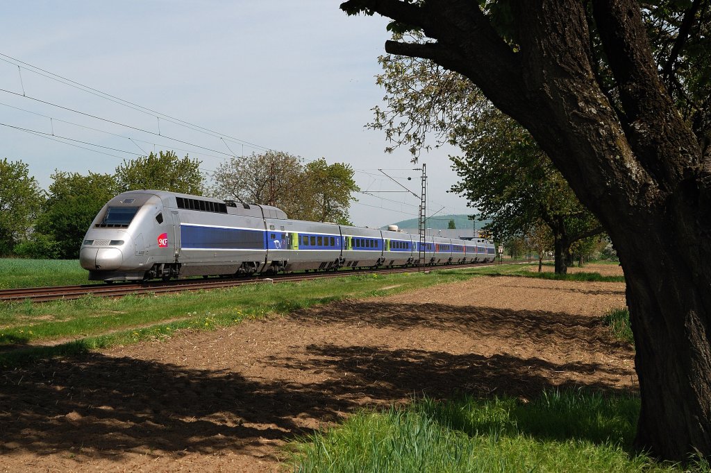 TGV 4410 mit TGV 9574 vor Muggensturm (24.04.2010)