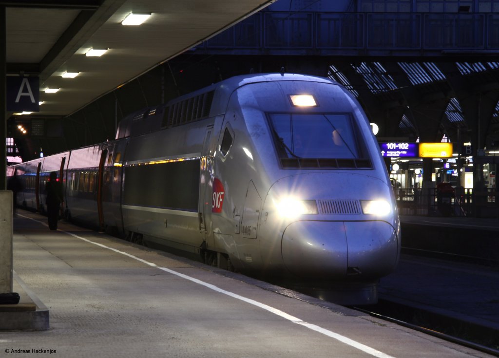 TGV 4415 als TGV 9575 (Paris Est-Mnchen Hbf) beim Halt in Karlsruhe 2.3.11