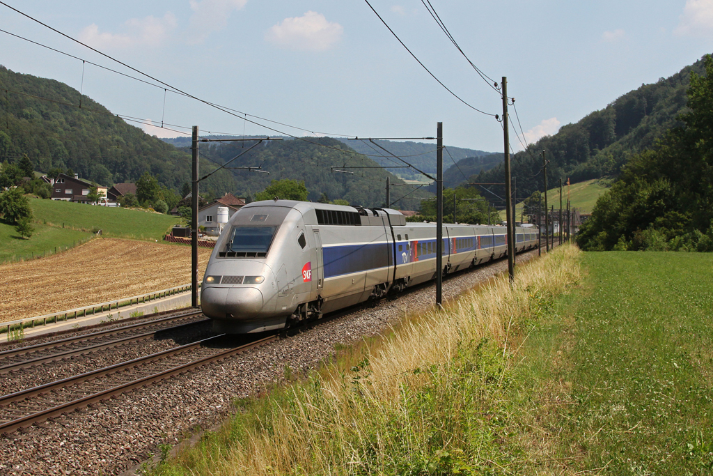 TGV 4417 am 28.06.2011 bei Tecknau.