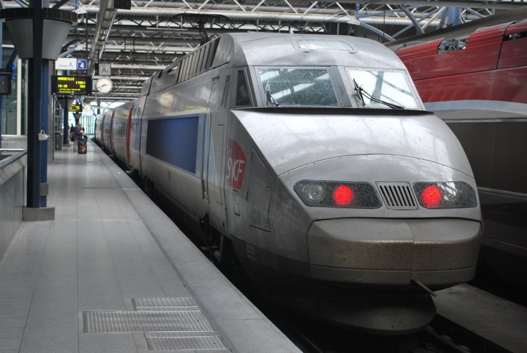 TGV 4524 nach Marseille Saint-Charles wartet am 2. Juni 2012 im Brsseler Sdbahnhof (Bruxelles-Midi) auf Abfahrt.
