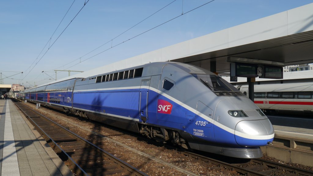 TGV 4705 whrend der Testphase vor dem Planeinsatz in Deutschland im Mannheimer Hbf.